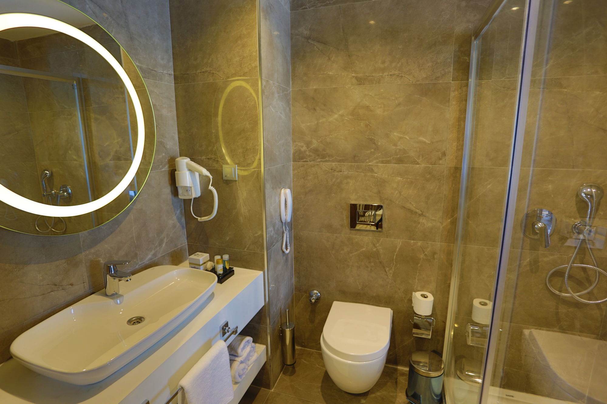 B Business & Otel